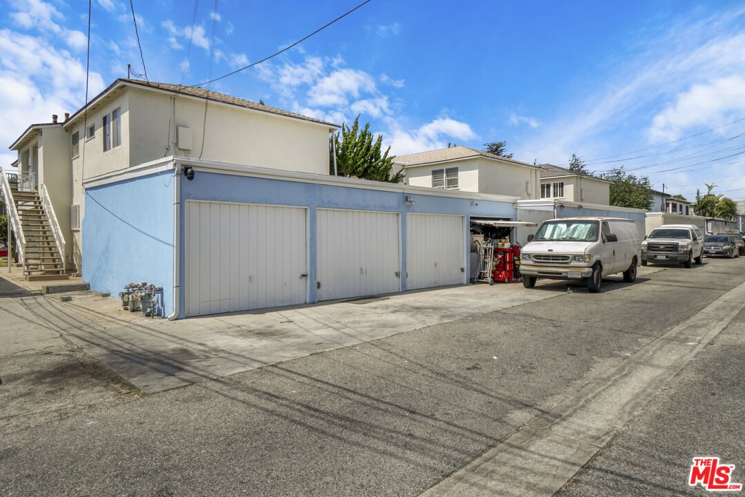 12320 Washington Pl - garage bank